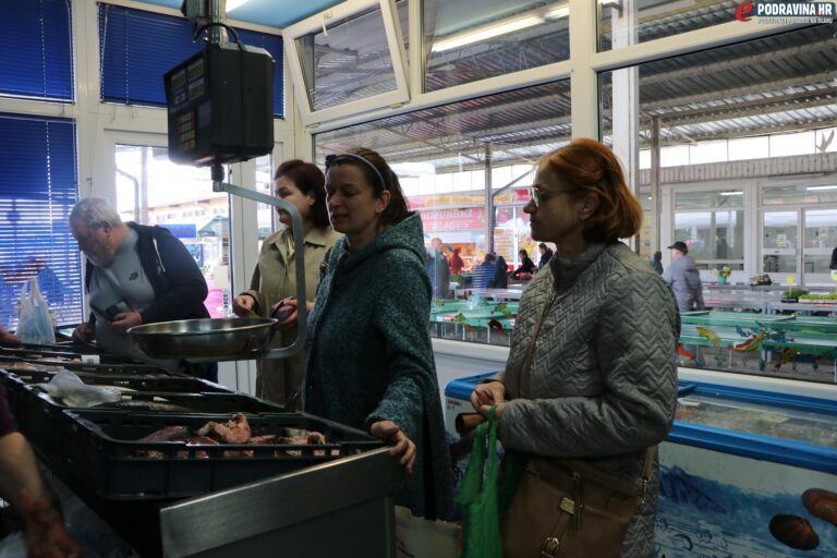 FOTO/VIDEO Koprivničanci “navalili” na ribu za Veliki petak, nekima cijene previsoke: “Kao da sam kupila odojka!”