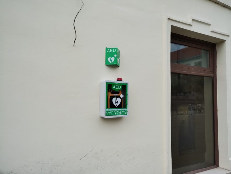 U centru Križevaca postavljen AVD defibrilator, uređaj koji vas može spasiti od srčanog udara