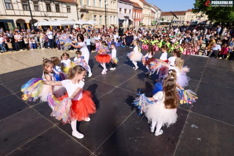 FOTO/VIDEO Centar grada se rasplesao, brojni plesači pokazali svoje umijeće oduševljenim gledateljima