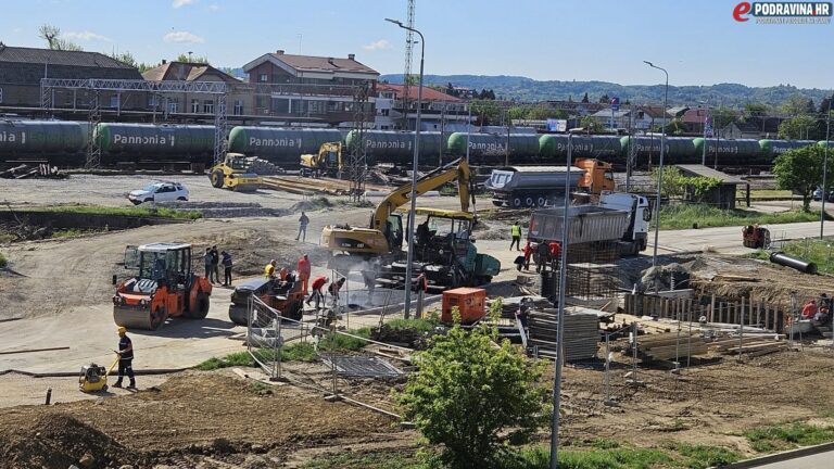 FOTO/VIDEO Krenulo asfaltiranje Zagrebačke ulice, doznajemo kad će biti puštena u promet