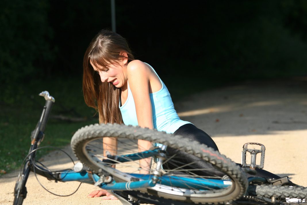 žena pad bicikl
