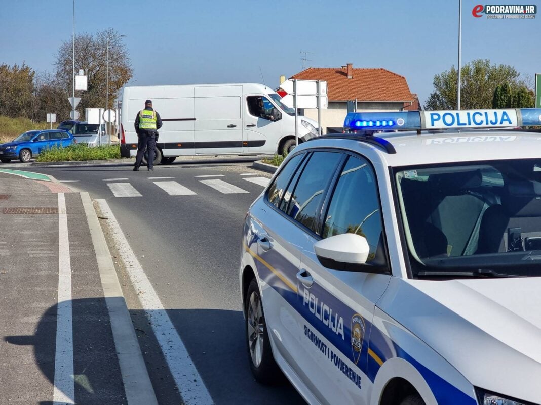 Policija, kružni tok, Koprivnica // Foto: Valentino Štefanek