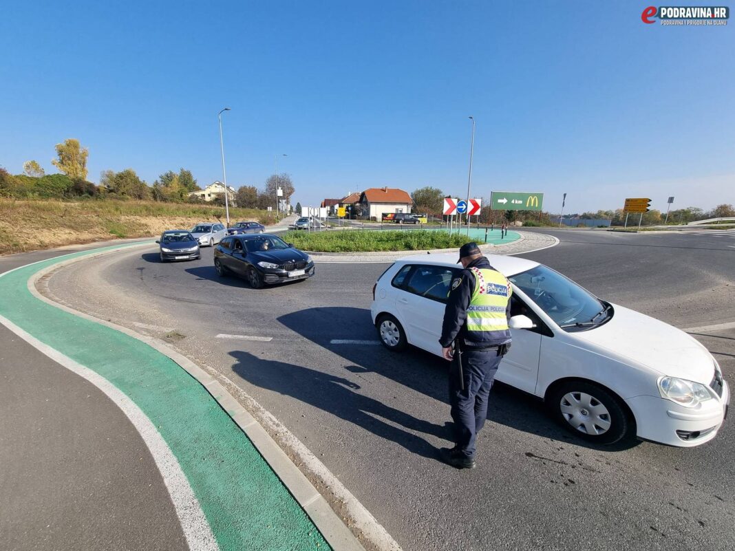 Policija, kružni tok, Koprivnica // Foto: Valentino Štefanek