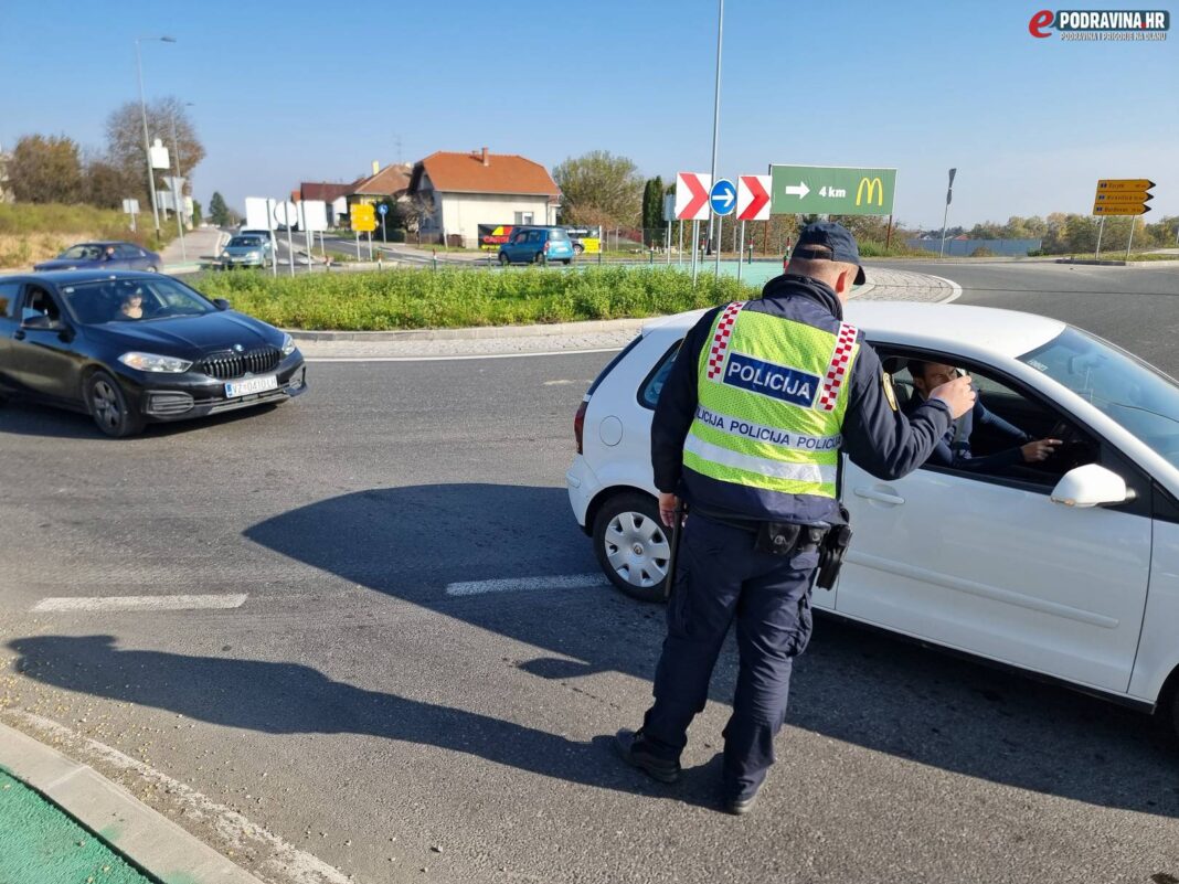 Policija, kružni tok, Koprivnica // Foto: Valentino Štefanek